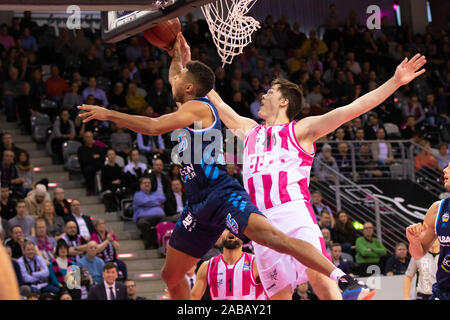 Bonn, Allemagne. 26 Nov, 2019. Telekom Dome, basket-ball, football, BBL, Telekom Baskets Bonn contre l'Alba Berlin : Kenneth Ogbe (Alba), Stephen Zimmermann Crédit : Juergen Schwarz/Alamy Live News Banque D'Images