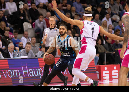 Bonn, Allemagne. 26 Nov, 2019. Telekom Dome, basket-ball, football, BBL, Telekom Baskets Bonn contre l'Alba Berlin : Peyton Siva (Alba), Joshiko Saibou Crédit : Juergen Schwarz/Alamy Live News Banque D'Images