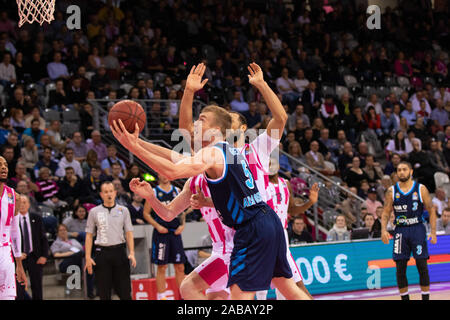 Bonn, Allemagne. 26 Nov, 2019. Telekom Dome, basket-ball, football, BBL, Telekom Baskets Bonn contre l'Alba Berlin : Niels Giffey (Alba), Martin Breunig Crédit : Juergen Schwarz/Alamy Live News Banque D'Images