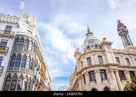 Valencia, Espagne - 24 novembre 2019 : façades des bâtiments de la Plaza del Ayuntamiento de Valencia, un dimanche, avec des rues coupées à la circulation. Banque D'Images