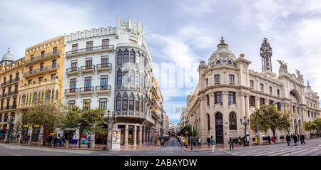 Valencia, Espagne - 24 novembre 2019 : façades des bâtiments de la Plaza del Ayuntamiento de Valencia, un dimanche, avec des rues coupées à la circulation. Banque D'Images