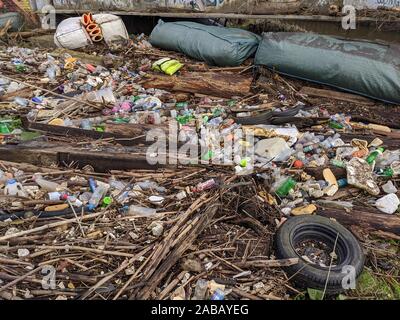 Accumulation de déchets après les inondations au yorkshire Banque D'Images