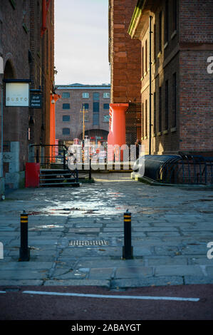 La Tate Liverpool vu à travers une ouverture étroite à côté de l'Office de la circulation routière Dock à l'Albert Dock de Liverpool. Banque D'Images