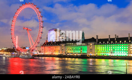 Londres, Royaume-Uni. 26 Nov, 2019. Le London Eye et le County Hall dans des couleurs festives. Bien qu'il soit encore en novembre, près de toutes les rues commerçantes et Londres ont maintenant leurs décorations de Noël et illuminations de la PIU. Credit : Imageplotter/Alamy Live News Banque D'Images