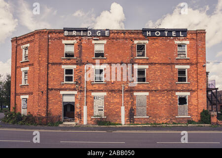 Sutton Bridge, Lincolnshire, Angleterre, Royaume-Uni - 26 Avril 2019 : Le reste à l'abandon de l'hôtel Bridge Banque D'Images