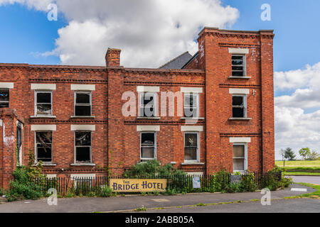 Sutton Bridge, Lincolnshire, Angleterre, Royaume-Uni - 26 Avril 2019 : Le reste à l'abandon de l'hôtel Bridge Banque D'Images