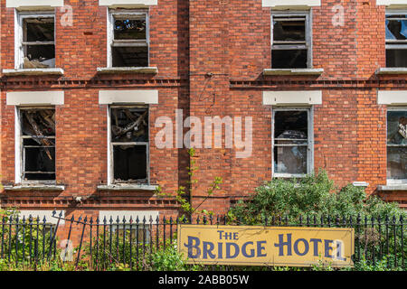 Sutton Bridge, Lincolnshire, Angleterre, Royaume-Uni - 26 Avril 2019 : Le reste à l'abandon de l'hôtel Bridge Banque D'Images