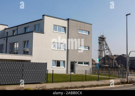 Nouveau lotissement à l'ancienne mine de charbon, la mine de Niederberg, Neukirchen-Vluyn, friches, fosse restant frames Banque D'Images