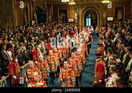 Sa Majesté la Reine accompagnée par le Prince Philip, duc d'Édimbourg, le Prince de Galles et la duchesse de Cornouailles assister à l'ouverture du Parlement le 4 juin 2014. Banque D'Images