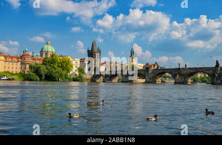 La vieille ville de Prague et le Pont Charles sur la journée d'été. République tchèque Banque D'Images
