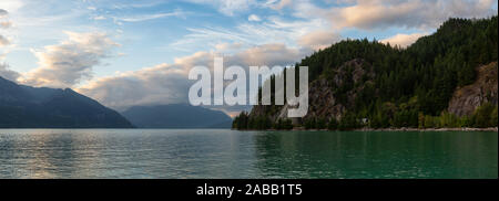 Belle vue panoramique sur la baie Howe, entouré par les paysages de montagne en été au coucher du soleil. Pris dans Porteau Cove, au nord de Vancouver, C.-B., Banque D'Images