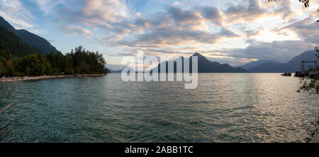 Belle vue panoramique sur la baie Howe, entouré par les paysages de montagne en été au coucher du soleil. Pris dans Porteau Cove, au nord de Vancouver, C.-B., Banque D'Images