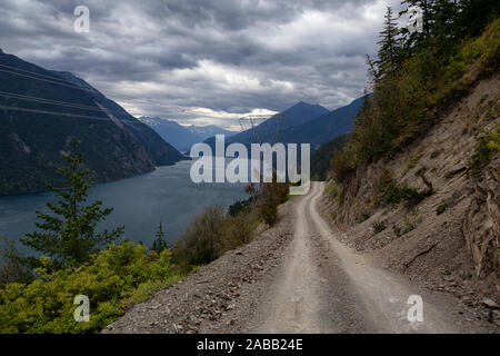 Belle vue sur un chemin de terre dans la vallée de montagne près d'un lac pendant une soirée d'été. Pris sur le lac Anderson Rd, près de Lillooet, C.-B., Canada. Banque D'Images