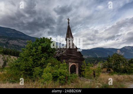 Ancienne église catholique dans une petite ville isolée, Seton Portage, au cours d'une journée d'été. Situé près de Lillooet et Pemberton, BC, Canada. Banque D'Images