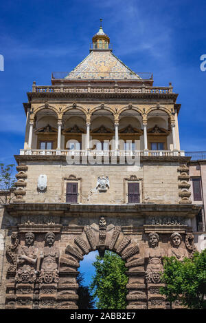 Avis de Corso Calatafimi sur Porta Nuova - porte monumentale de l'enceinte historique de la ville de Palerme, ville d'Italie, capitale de la région autonome de Sicile Banque D'Images