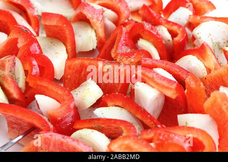 Poivrons rouges et oignons sur une brochette pour griller Banque D'Images