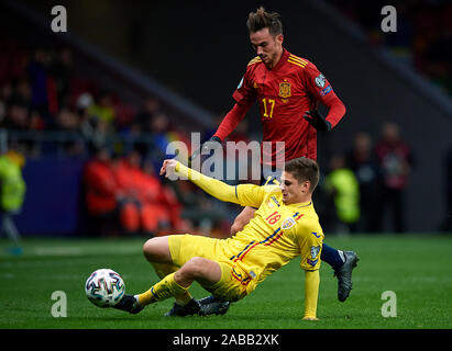 Fabian Ruiz (R) de l'Espagne est en concurrence pour le bal avec Razvan Marin de la Roumanie au cours de l'UEFA Euro tour de qualification, Groupe F match entre l'Espagne contre la Roumanie à l'Estadio de la Wanda Metropolitano de Madrid en Espagne, le 18 novembre 2019. Crédit : Pablo Morano/ AFLO/Alamy Live News Banque D'Images