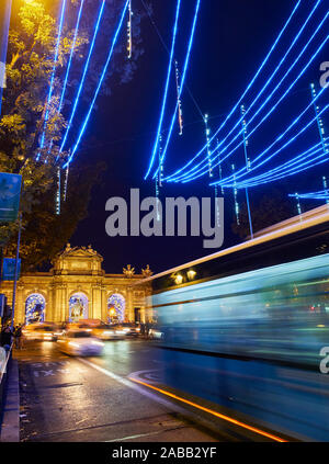 La rue Alcala illuminée par les lumières de Noël à la tombée de la nuit avec la porte d'Alcala (Puerta de Alcala) dans l'arrière-plan. Madrid, Espagne. Banque D'Images