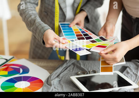 Créateur de mode de choix d'échantillons de couleur dans l'atelier Banque D'Images