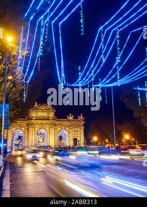 La rue Alcala illuminée par les lumières de Noël à la tombée de la nuit avec la porte d'Alcala (Puerta de Alcala) dans l'arrière-plan. Madrid, Espagne. Banque D'Images