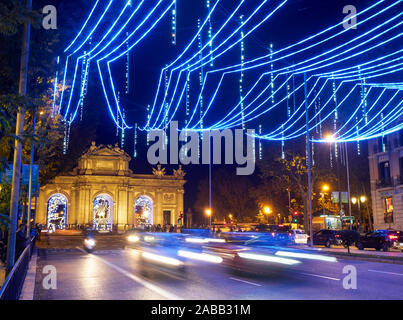 La rue Alcala illuminée par les lumières de Noël à la tombée de la nuit avec la porte d'Alcala (Puerta de Alcala) dans l'arrière-plan. Madrid, Espagne. Banque D'Images