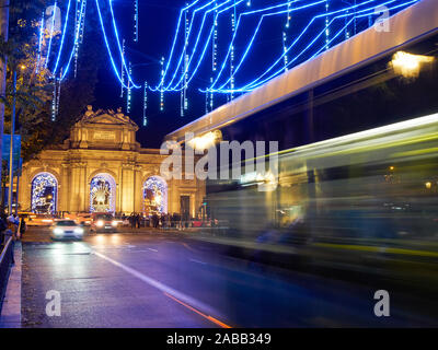 La rue Alcala illuminée par les lumières de Noël à la tombée de la nuit avec la porte d'Alcala (Puerta de Alcala) dans l'arrière-plan. Madrid, Espagne. Banque D'Images