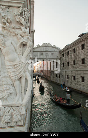 Venise, Italie : Gondola sur petit canal passant vers célèbre Pont des Soupirs (Ponte dei Sospiri), vue du Ponte della Paglia à Rio di Palazzo Banque D'Images