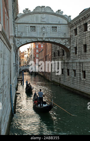 Venise, Italie : Gondola sur petit canal passant vers célèbre Pont des Soupirs (Ponte dei Sospiri), vue du Ponte della Paglia à Rio di Palazzo Banque D'Images