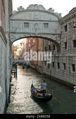 Venise, Italie : Gondola sur petit canal passant vers célèbre Pont des Soupirs (Ponte dei Sospiri), vue du Ponte della Paglia à Rio di Palazzo Banque D'Images