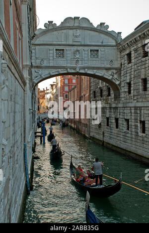 Venise, Italie : Gondola sur petit canal passant vers célèbre Pont des Soupirs (Ponte dei Sospiri), vue du Ponte della Paglia à Rio di Palazzo Banque D'Images