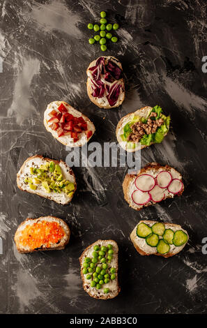 Brushetta ou des tapas espagnoles traditionnelles. Hors-d'antipasti italiens collations mis sur planche de bois. Vue supérieure de la télévision et de l'espace pour poser votre texte Banque D'Images