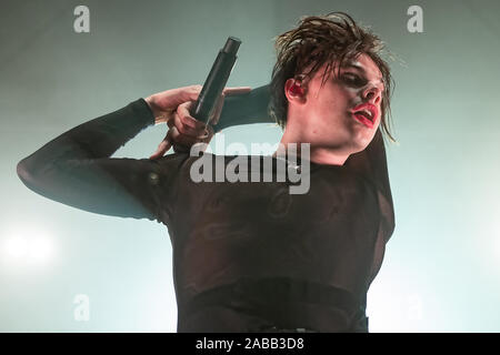 Dominique Richard Harrison AKA Yungblud apporte son style énergique d'un vendu ou SWG3 à Glasgow Banque D'Images