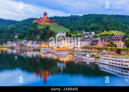 Cochem, Allemagne. Vieille ville et du château de Reichsburg Cochem () sur la Moselle. Banque D'Images