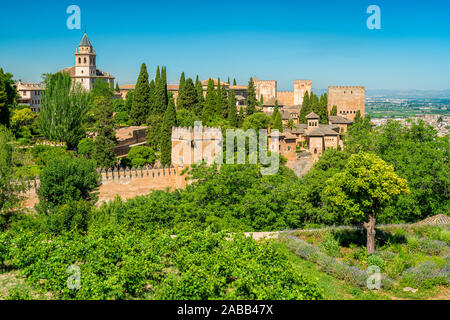 Vue panoramique avec le Palais de l'Alhambra vu depuis le Generalife à Grenade. L'Andalousie, espagne. Banque D'Images