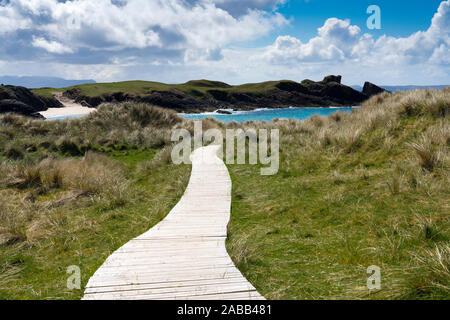 Promenade à travers les dunes de sable de Clachtoll Beach, Highland, Scotland, UK Banque D'Images