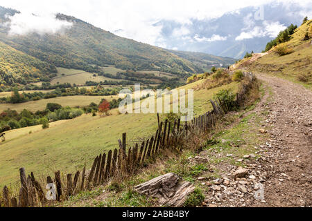 Paysage montagneux autour de village historique de Ushguli dans Upper Svaneti Région de la Géorgie. Banque D'Images