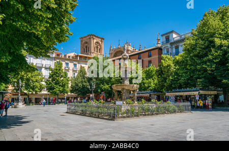 La pittoresque place (Plaza Bib Rambla) à Grenade sur un matin d'été ensoleillé. L'Andalousie, espagne. Juin-04-2019 Banque D'Images