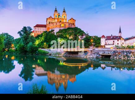 Melk, Autriche. Abbaye bénédictine à Wachau valley au crépuscule. Banque D'Images
