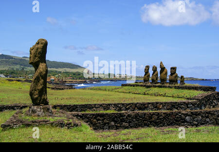 Une vue panoramique de plusieurs moai sur l'île de Pâques avec la ville de Hanga Roa à l'arrière-plan. Rapa Nui, Valparaíso, Chili, Isla de Pascua. Banque D'Images