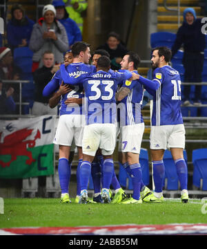 Cardiff, Wales, UK. 26Th Nov 2019. Cardiff, Wales, UK. 26Th Nov 2019. Championnat de football anglais, la ville de Cardiff contre Stoke City ; Cardiff City célébrer après Leandro Bacuna de Cardiff City 11e minute but rend 1-0 - strictement usage éditorial uniquement. Pas d'utilisation non autorisée avec l'audio, vidéo, données, listes de luminaire, club ou la Ligue de logos ou services 'live'. En ligne De-match utilisation limitée à 120 images, aucune émulation. Aucune utilisation de pari, de jeux ou d'un club ou la ligue/player Crédit : publications Plus Sport Action Images/Alamy Live News Banque D'Images