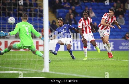 Cardiff, Wales, UK. 26Th Nov 2019. Cardiff, Wales, UK. 26Th Nov 2019. Championnat de football anglais, la ville de Cardiff contre Stoke City ; Leandro Bacuna de Cardiff City tire de marquer le premier objectif de la ville de Cardiff ce qui en fait 1-0 à la 11e minute - strictement usage éditorial uniquement. Pas d'utilisation non autorisée avec l'audio, vidéo, données, listes de luminaire, club ou la Ligue de logos ou services 'live'. En ligne De-match utilisation limitée à 120 images, aucune émulation. Aucune utilisation de pari, de jeux ou d'un club ou la ligue/player Crédit : publications Plus Sport Action Images/Alamy Live News Banque D'Images