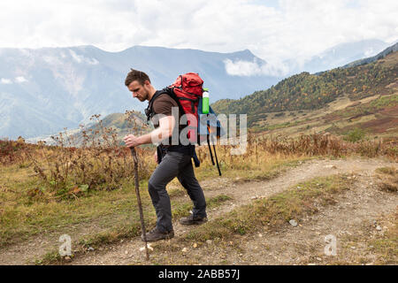 Un homme dans la fin 30. traverse hautes cimes du Caucase Central, Svanétie, Géorgie.. Banque D'Images