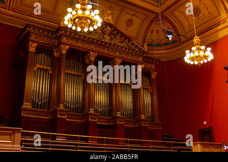 Intérieur du Rudolfinum Concert Hall. L'équipement de l'Orchestre Philharmonia de Prague, du 20.11.2019. Banque D'Images