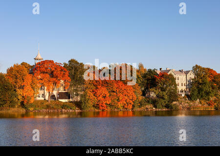 Villas en bois de Linnunlaulu dans couleurs d'automne vue sur la baie de Töölönlahti à Helsinki, Finlande Banque D'Images