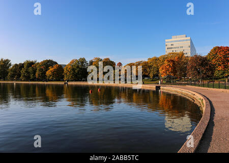 Et Eläintarhanlahti Tokoinranta en couleurs d'automne à Helsinki, Finlande Banque D'Images