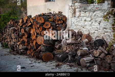 Des piles de bois de feu provenant d'arbres utilisés pour fabriquer du charbon ou brûlé dans une cheminée pour le chauffage en hiver. Banque D'Images