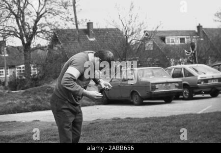 Années 1980, historique, un homme ayant participé à un concours de lancer d'œufs traditionnels obtient un éclaboussement lorsque l'œuf qu'il vient de prendre sur la rupture de ses vêtements, England, UK. Jeter des oeufs est un sport exigeant deux personne distance lobbying et la capacité d'attraper l'objet délicat. Chaque membre de l'équipe commence par l'article dix mètres, se répandre après chaque capture réussie. Mais....laissez tomber ou casser l'œuf et vous êtes dehors ! On pense que jeter des oeufs premier s'est produit en l'an 1300, devient peu à peu un sport informel appelé le 'egg toss', joué à des foires et fêtes. Banque D'Images