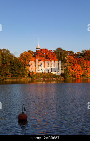 Linnunlaulu villa derrière couleurs d'automne vue sur la baie de Töölönlahti à Helsinki, Finlande Banque D'Images