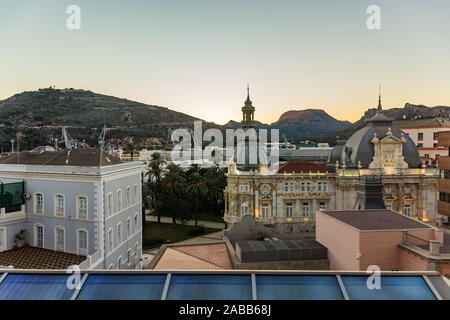 CARTAGENA, ESPAGNE - décembre 2, 2017 : magnifique coucher de soleil près de l'Hôtel de ville de Carthagène, ville espagnole et l'une des principales bases navales de la région de Murcie, par Banque D'Images