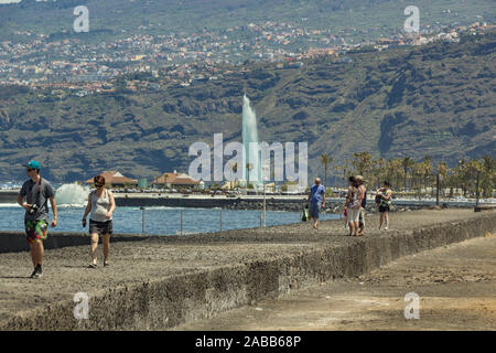 Puerto de La Cruz, Tenerife, Espagne, 12 avril 2017 : les gens marchent le long d'une digue de béton près de l'ancien port de commerce et le centre historique. Le m Banque D'Images